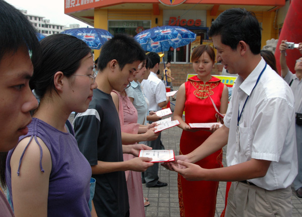 七星区街道办领导分别向在挂职的20名大学生颁发了聘书。