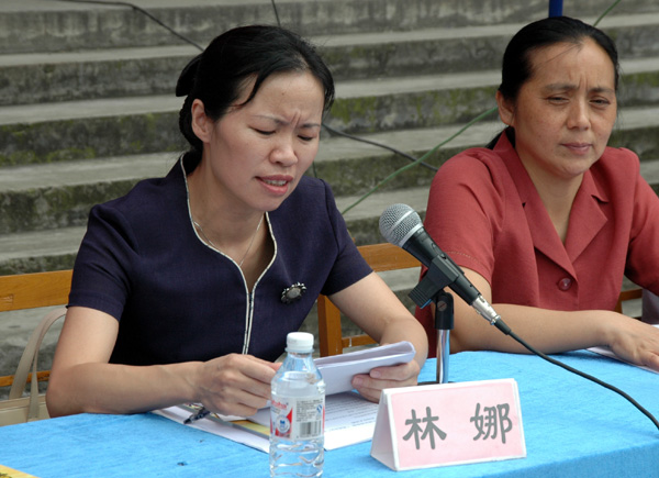 校党委副书记林娜在启动仪式上讲话。