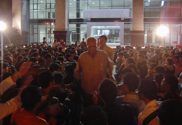 钟文典教授与新生亲切交流。