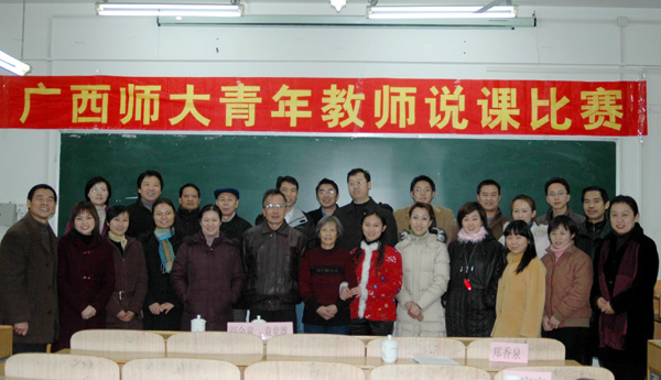 文科组选手和评委、嘉宾合影。