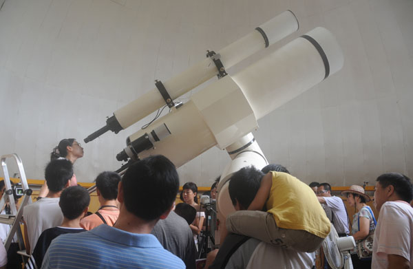 市民在排队通过天文望远镜直接观测日                    </div></div> </div>
          
        </div>
      </div>
      <div class=