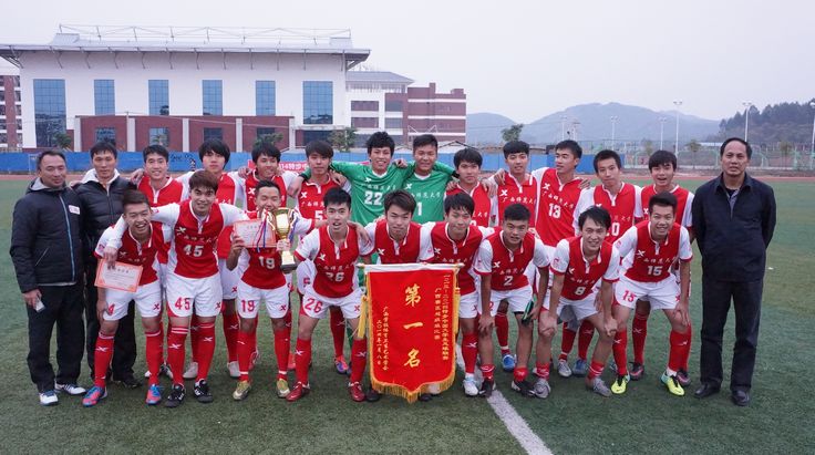 球队教练和队员合影