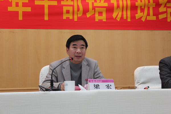 梁宏校长在典礼上做讲话（邹添龙 摄）