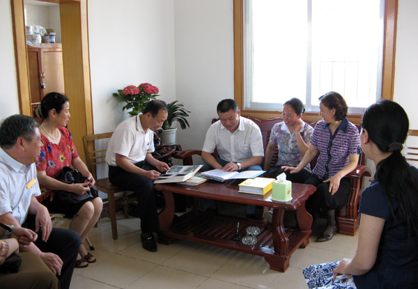 观看后勤服务集团育才环卫班的巾帼文明岗台帐。