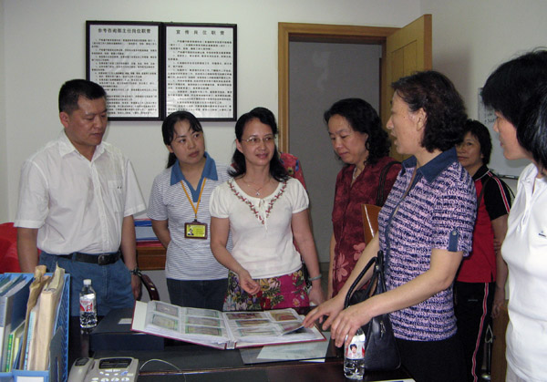 在图书馆参考咨询部了解岗位情况。