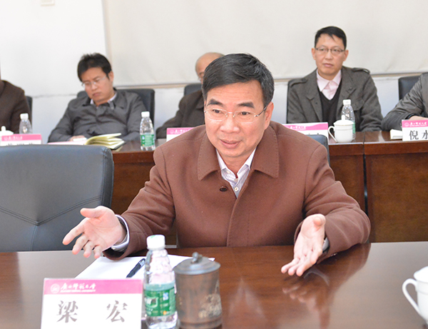 梁宏校长代表学校对科技厅曹书记一行的到来表示热烈欢迎