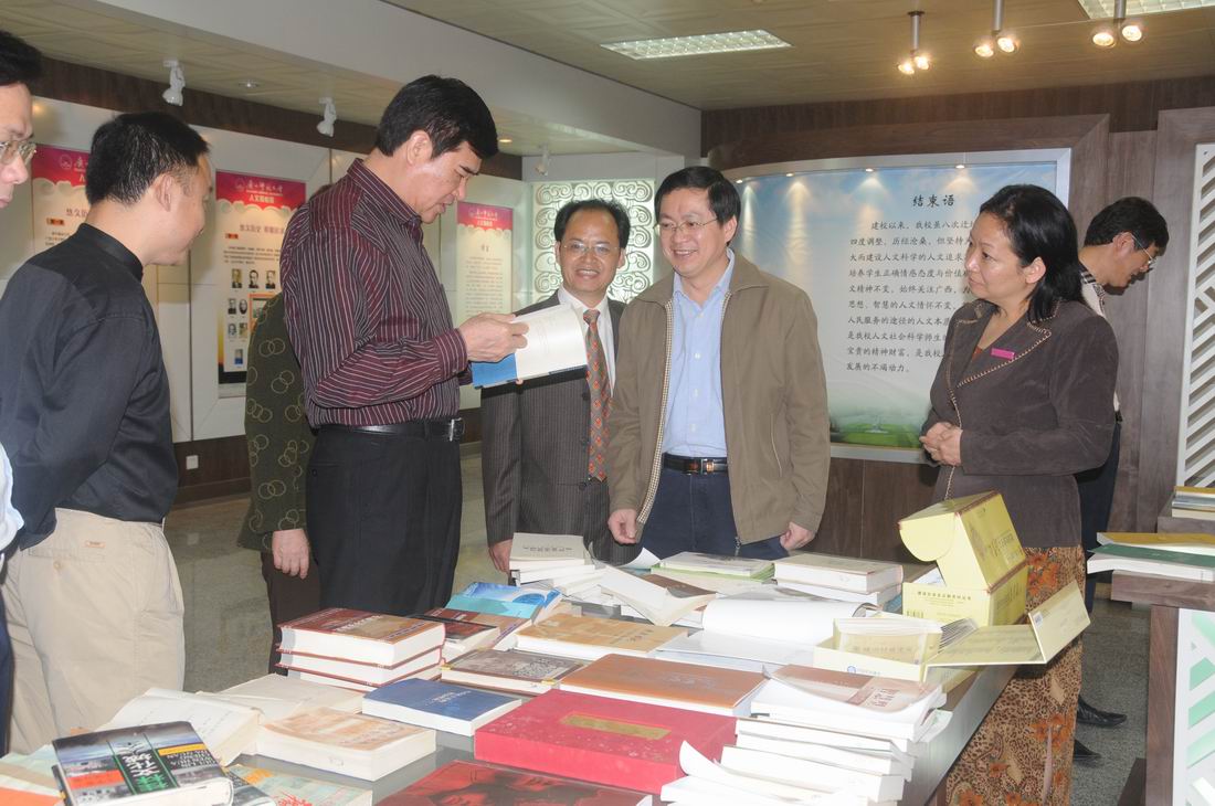 参观人文强桂工程展览