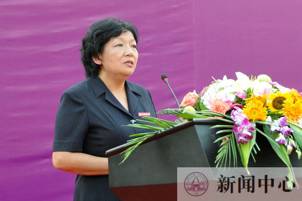 王枬书记在开学典礼上讲话，阐扬“乐群”文化和“独秀”精神