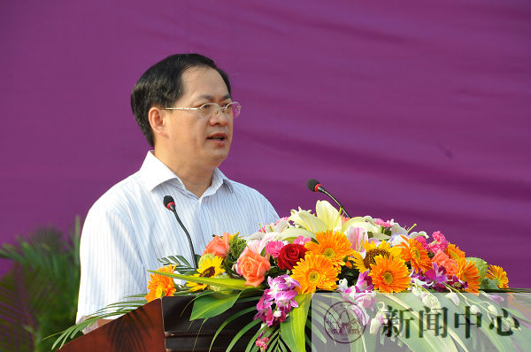 唐仁郭副书记主持雁山校区2011级本科生开学典礼