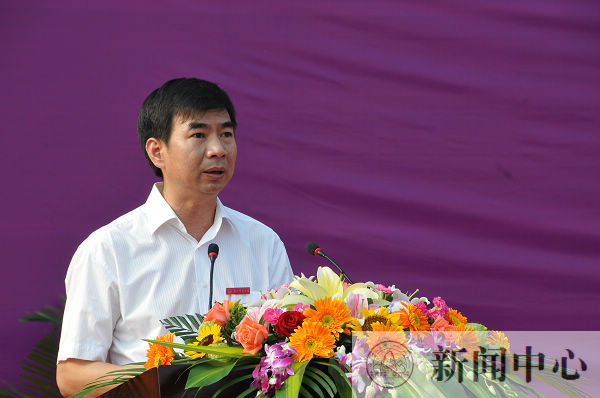 梁宏校长在开学典礼上致辞，对新生提出三点希望并与新生共勉