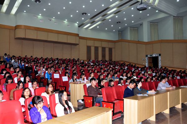 职师学院师生认真聆听报告会