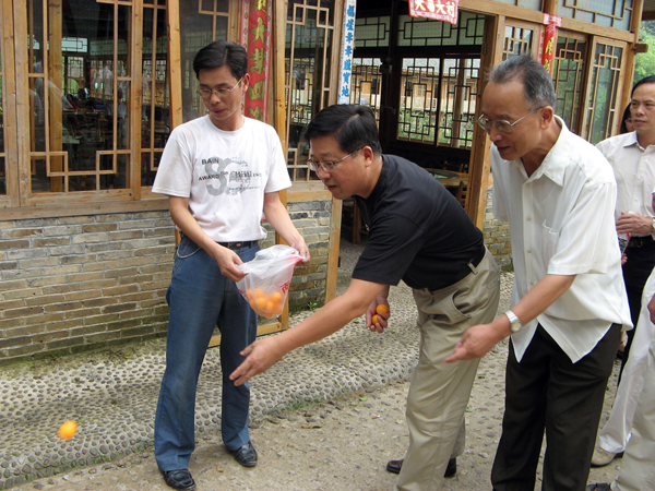 我校前任党委书记黄介山教授(中)和国务院政府特殊津贴专家的钱宗范教授(右)兴致勃勃玩起了“投准”。