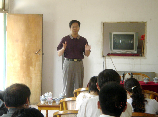 刘慕仁教授在会议上发言。