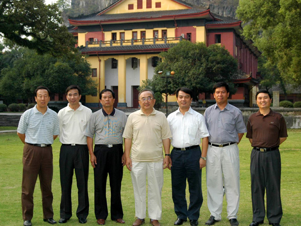 我校领导和来宾在王城校园内合影留念。（其中左四为伍绍祖、左一为刘刚、右三为我校党委书记陈大克、左二为校长梁宏、右一为校党委副书记张鹏）