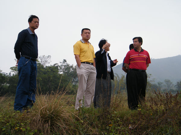 校党委王源平副书记(中)率雁山校区建设办负责人查看三期征地工作进展情况