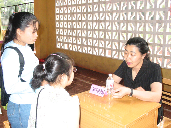 学生在向专家进行现场心理咨询