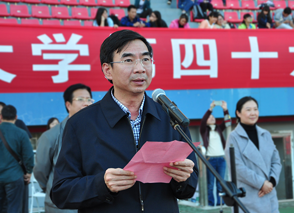 校长梁宏在闭幕式上发表讲话，颁奖完毕后宣布闭幕。 (大学生通讯社 陈园园 摄）