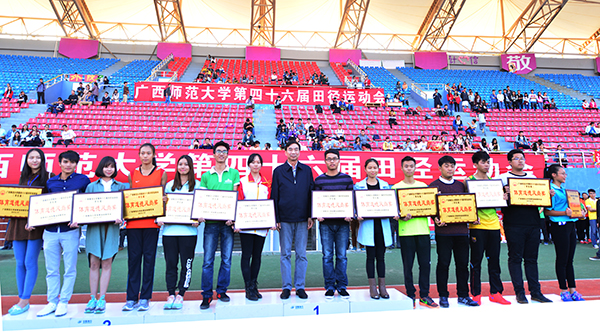 校长梁宏为体育道德风尚奖获得集体颁奖 （大学生通讯社 罗钰茹                    </div></div></article>
                    </div>
                    <div id=