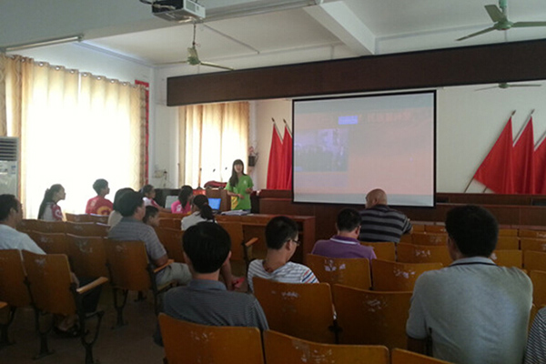 挂职队员给乡政府干部、村支书进行政策理论宣讲