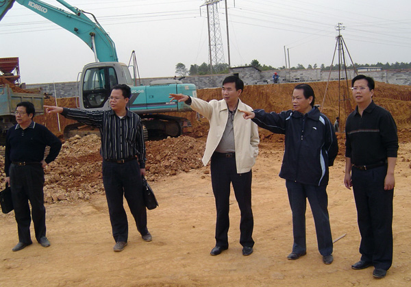 梁宏校长视察雁山校区文科组团大楼建筑工地。