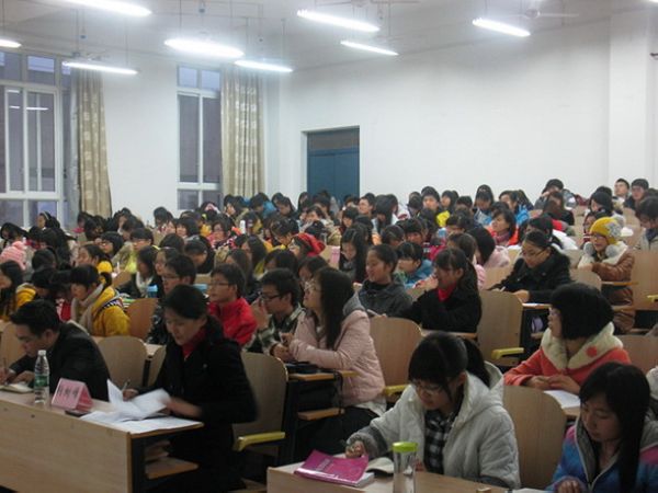 师生们认真听讲座
