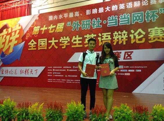 图为获奖学生张华麟、李挺