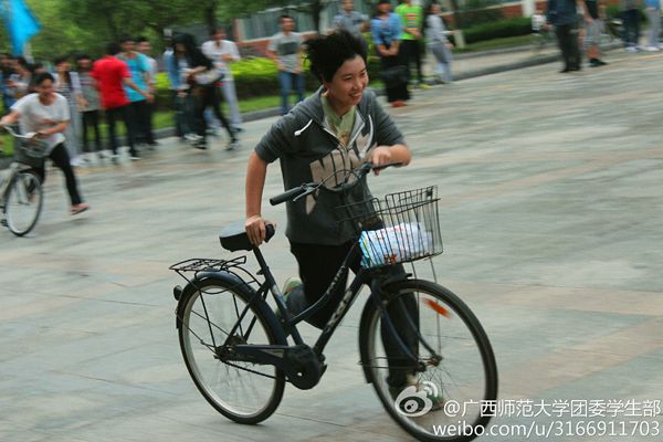 自行车接力赛同学争先恐后