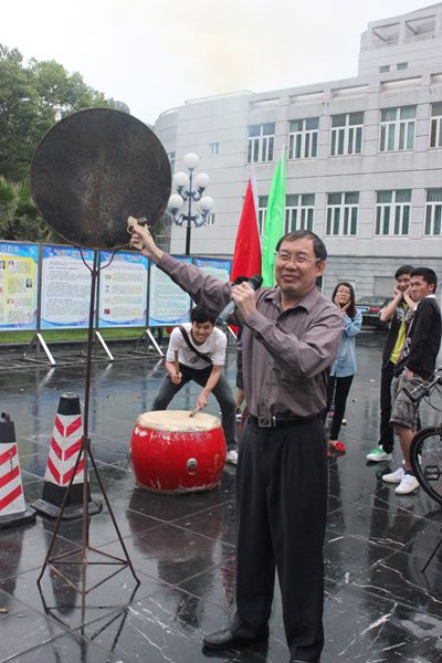 自治区教育厅体卫艺处处长陈卫为“趣味自行车接力赛”发令