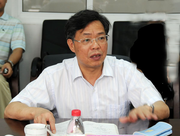 我校副校长钟瑞添在会上发言。