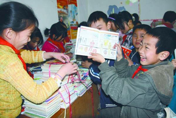 喜获捐赠书籍的七彩小学同学们。