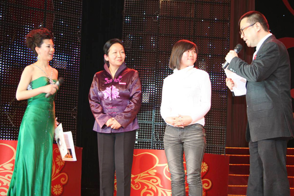 王枬书记和我校小黑板志愿者陈燕在舞台接受主持人采访。