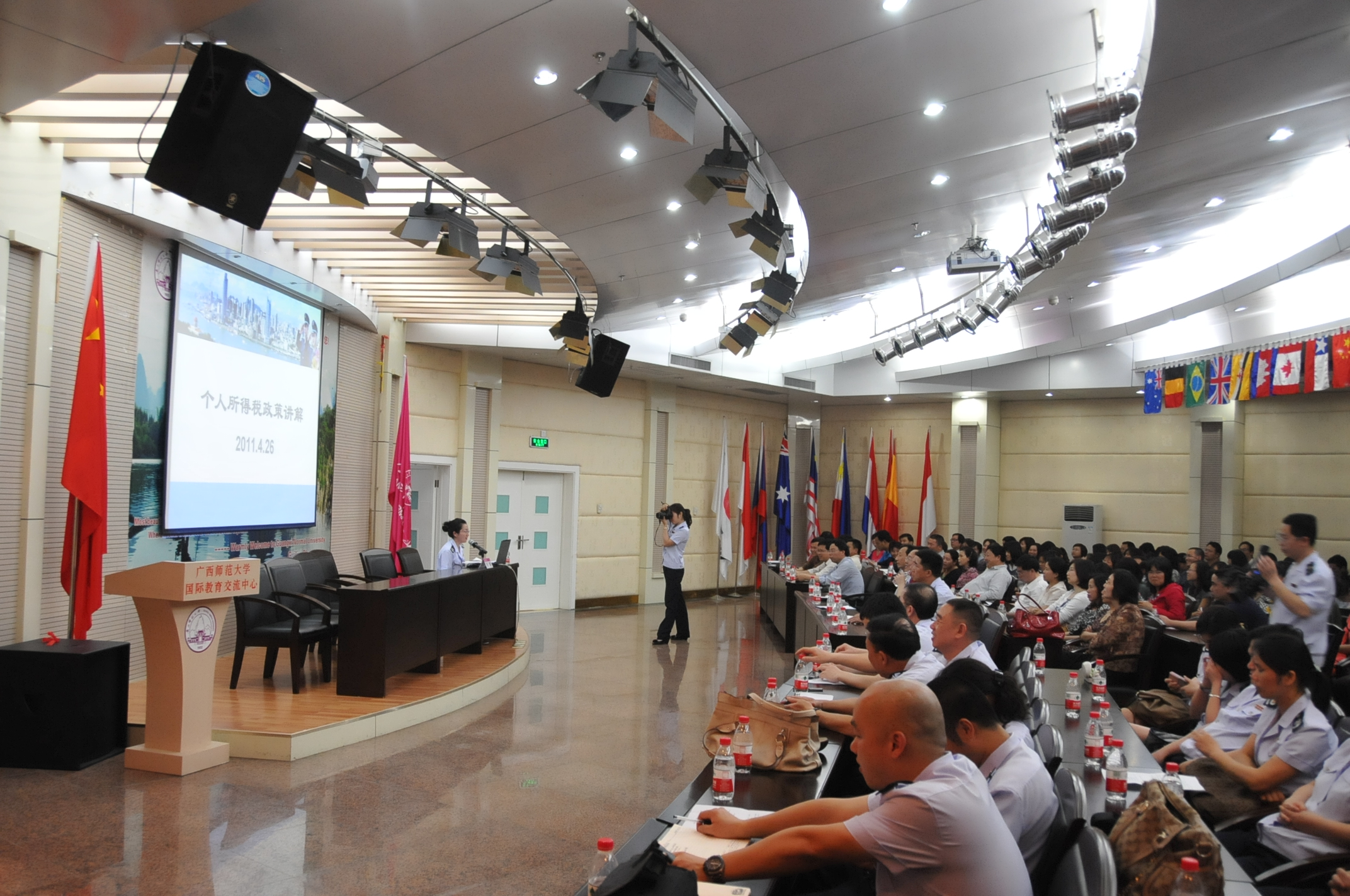 桂林市地税局相关工作人员为我校师生作讲座（宣传部 赵晋凯 摄）