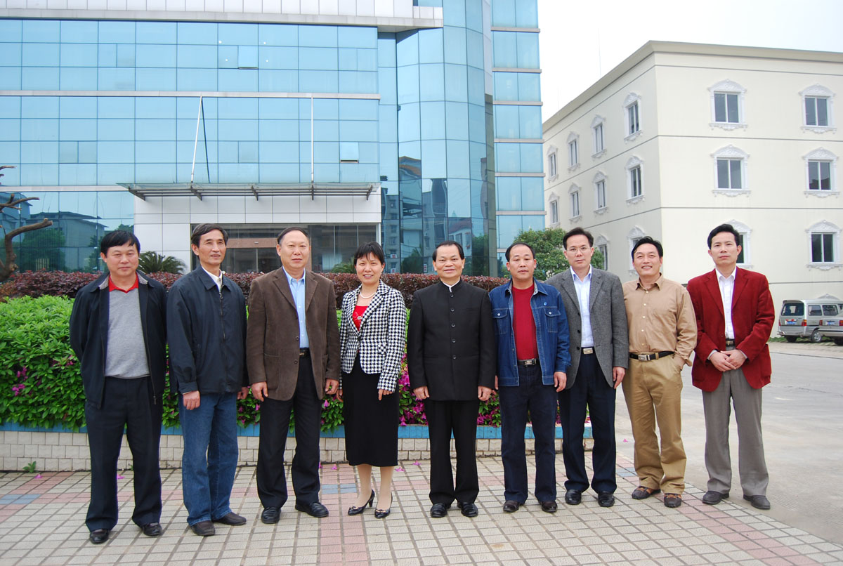 校领导刘健斌、江佑霖、蓝常周及校办、校友总会负责人与富川县校友代表合影