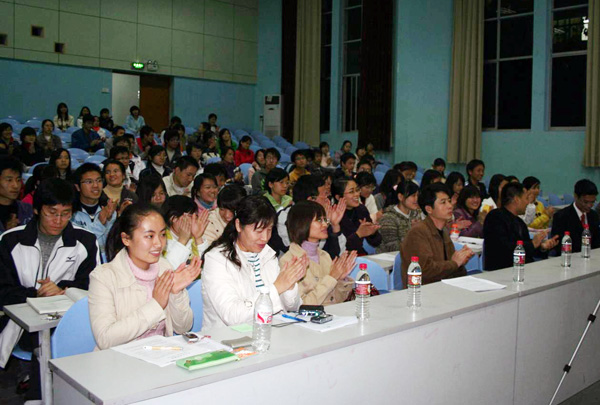 同学们在认真听取报告。