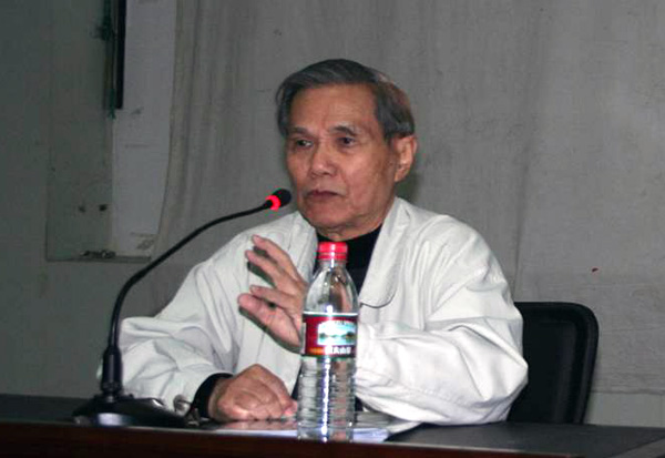 郑苏先生在做报告。