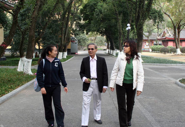 郑苏先生和沈春华女士在我校社                    </div></div> </div>
          
        </div>
      </div>
      <div class=