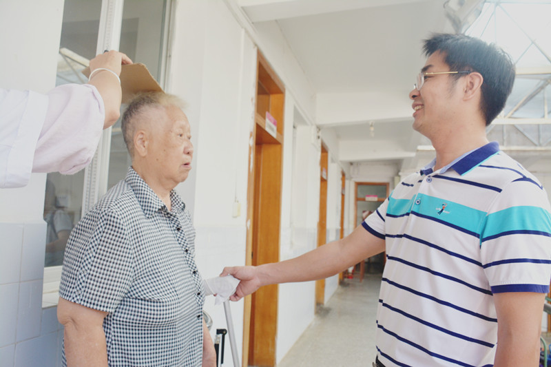 值班负责人帮助老同志顺利完成体检.jpg