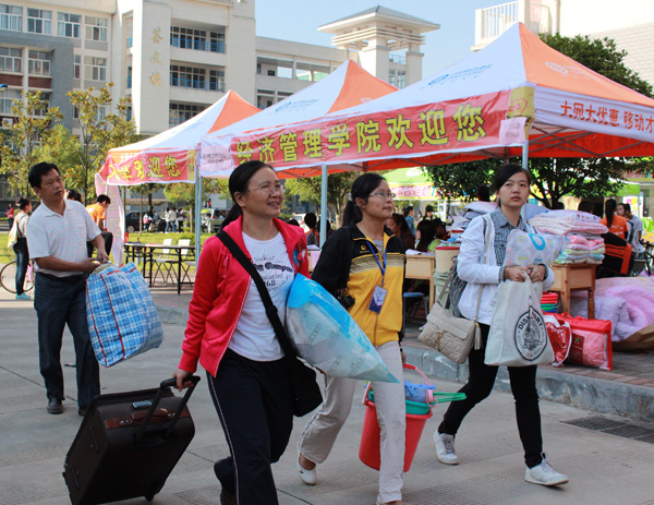 新生和家长满怀期盼到校(大学生通讯社 郭雄翡 摄)