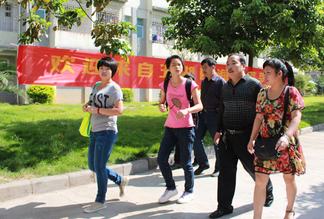 新生与父母在校园内熟悉新环境(郭雄翡 摄)