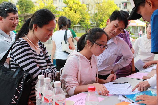 2012级新生填写报到资料(郭雄翡 摄)
