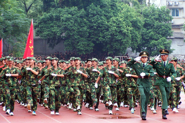 军训方块队走过主席台接受检阅。