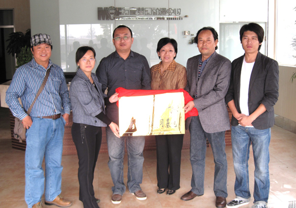 王书记为我校实习基地挂牌。