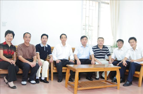 自治区高校工委副书记、纪工委书记孙海潮同志（左五）莅临我校检查指导工作