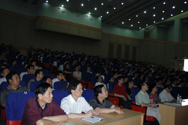 全校副科级以上干部、学生政治辅导员和各民主党派代表近400人聆听了报告