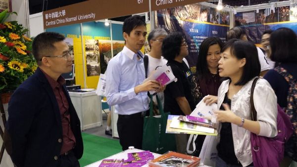 我校招生负责人与香港学生家长交流