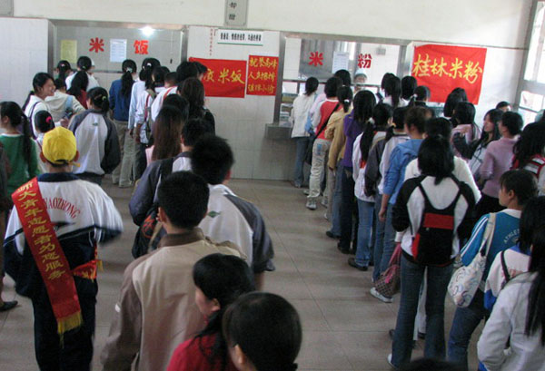 同学们排队打饭。