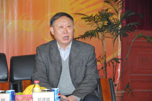 刘健斌副校长主持捐赠仪式并要求各受赠单位按规定使用好善款