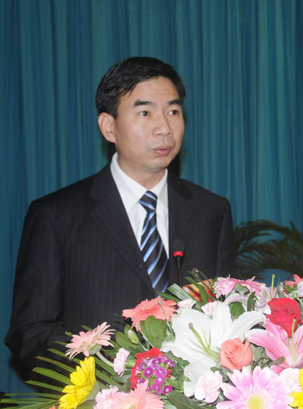 梁宏校长做工作报告。