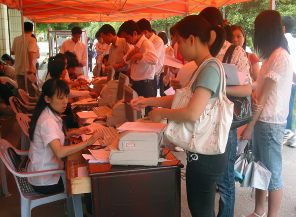 我校师生在排队办理业务。