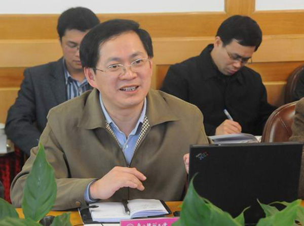 校学习实践领导小组副组长、学习实践办主任、校党委副书记唐仁郭向指导检查组汇报了我校学习实践活动调研阶段前期工作的进展情况。